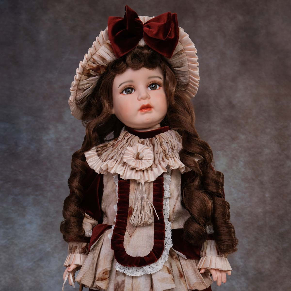 26-inch ceramic vintage soup-style royal doll, cloth body, high-end gift, collectible, decorative ornament.
