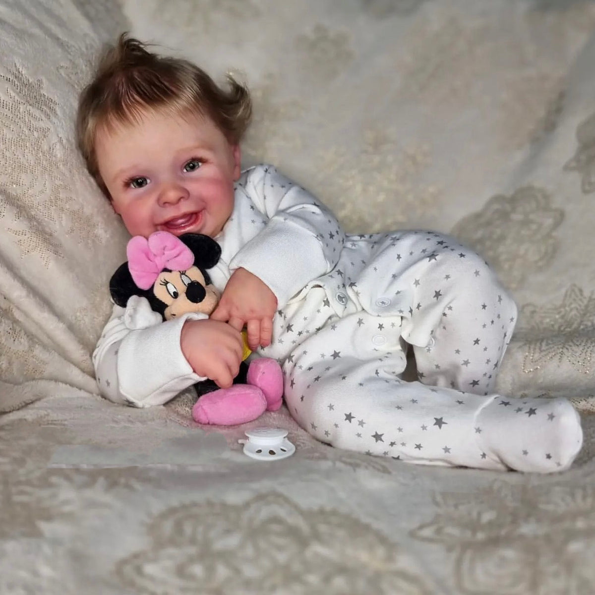 22 inch Lifelike Handcrafted Reborn Baby Doll with Cloth Body 3D Real Skin Kids Play Toy Gift for Girls